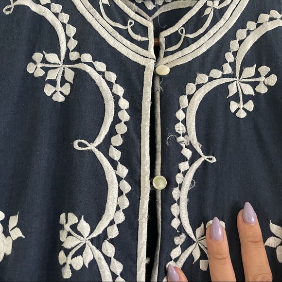 Vintage Leandra Crochet Embroideries Blue & White Floral Caftan - Picture 5 of 14